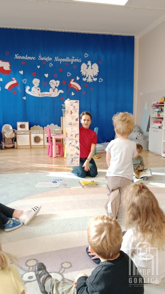 Biblioteka Gorlice, Bibliotekarka prezentuje broszure z projektu Mała książka-wielki człowiek